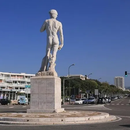A 2 Pas De La Marsylia